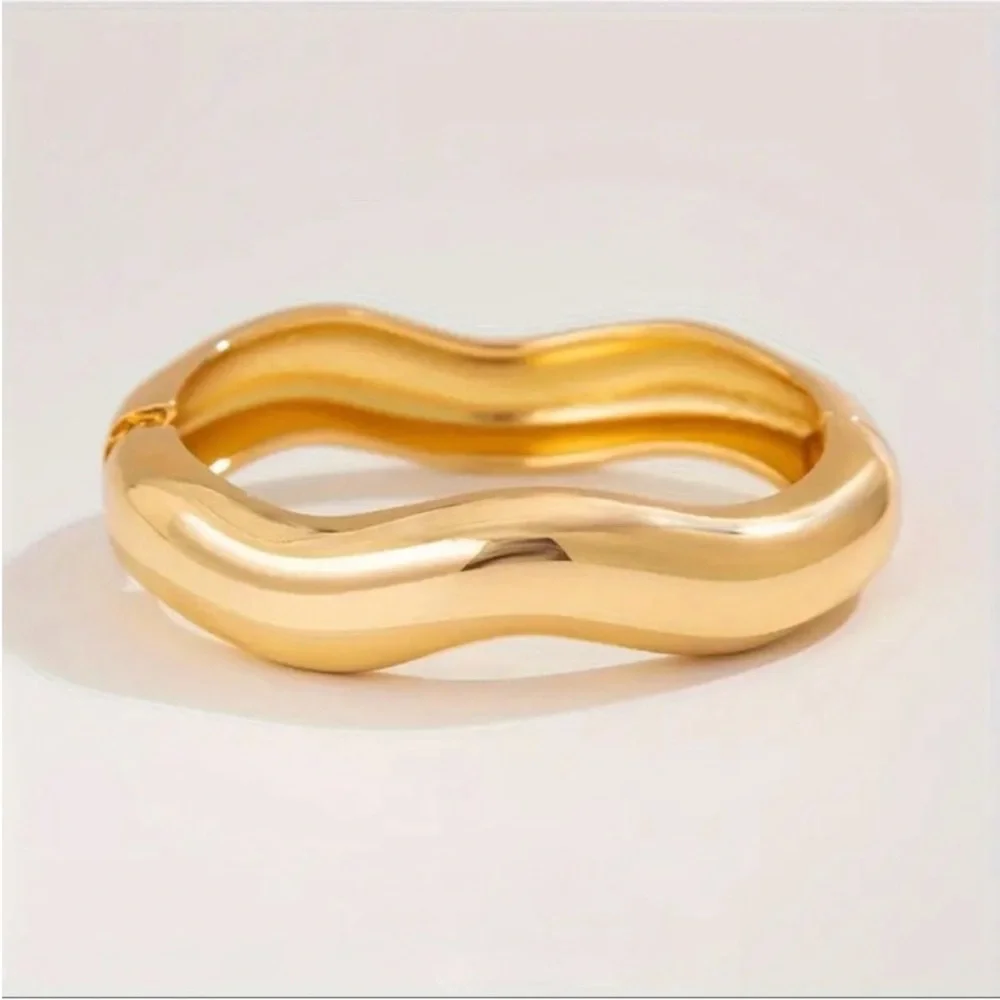NWOT Anthropologie Gold Wave Bracelet